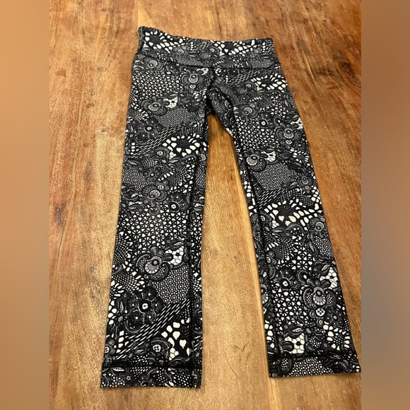 Lululemon Wunder Under Crop III Pretty‎ Lace White Black size 4 - Picture 4 of 10